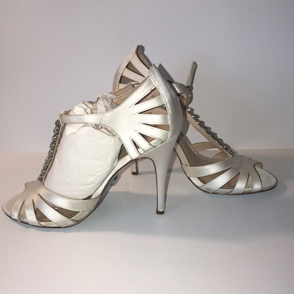 Blue by Betsey Johnson Song ivory satin 6.5 NEW